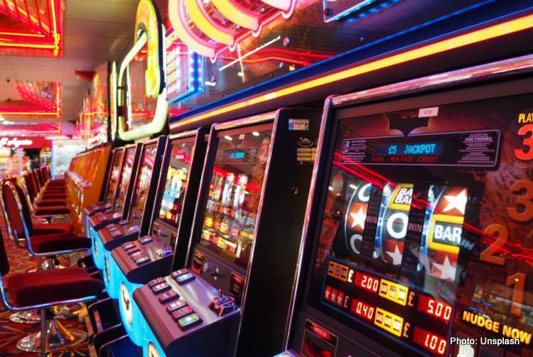 Become a Pro at Winning At Slot Machines With These Tips