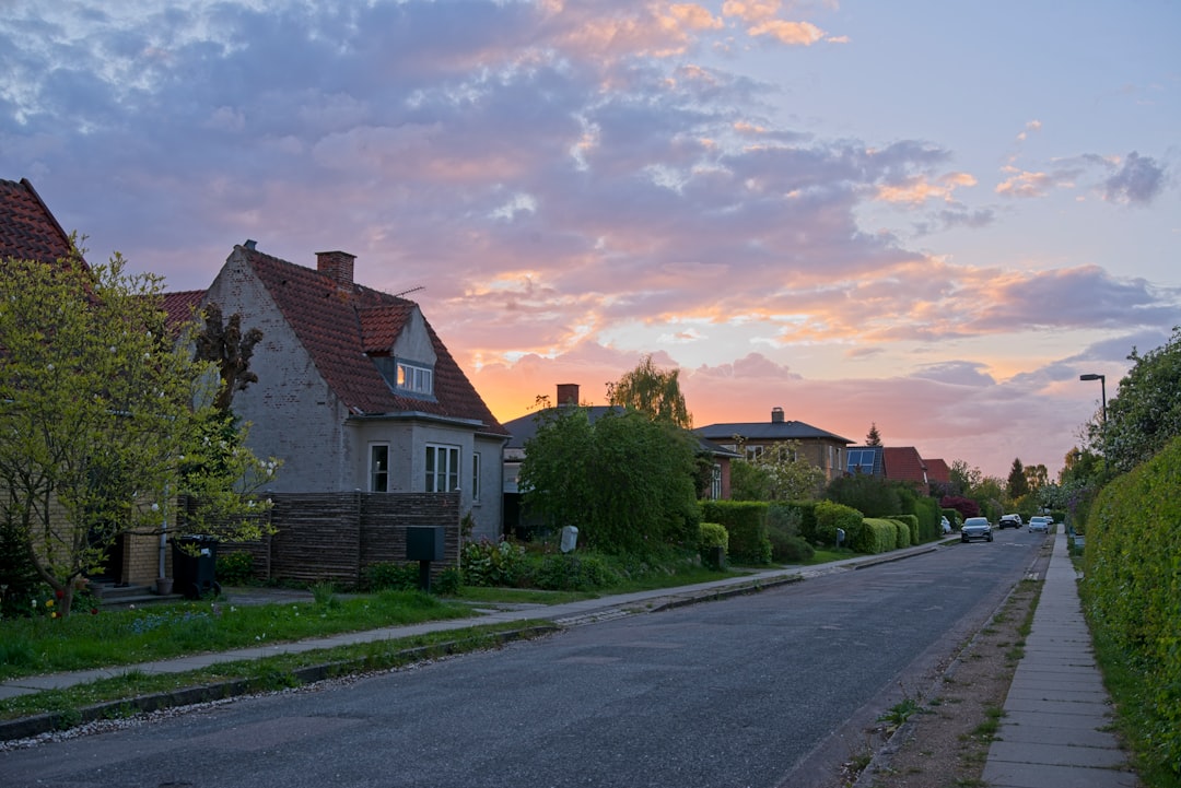Choosing Between City-Fringe and Suburban Residential Living